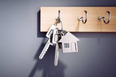 Foto: Schlüsselbund mit Schlüsselanhänger in Hausform auf Schlüsselwand