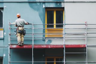 Foto: Bauarbeiter auf Baugerüst